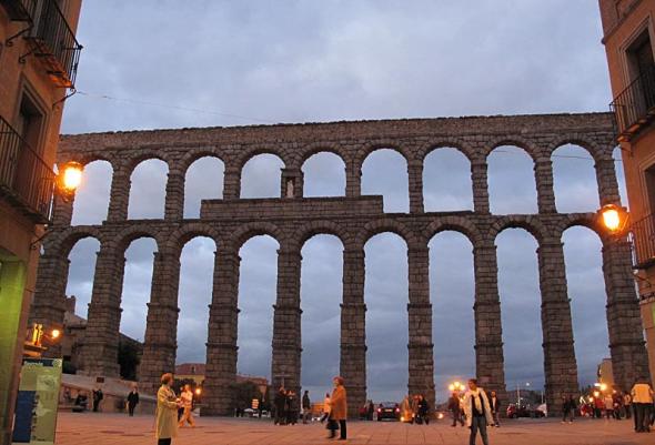 Foto de Segovia, acueducto y paseo junto al ro Eresma - Viajero y Jetlager Bosco Martin