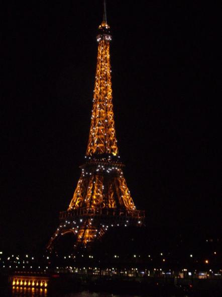 Foto de En Pars buscando la Torre Eiffel - Viajero y Jetlager Delma