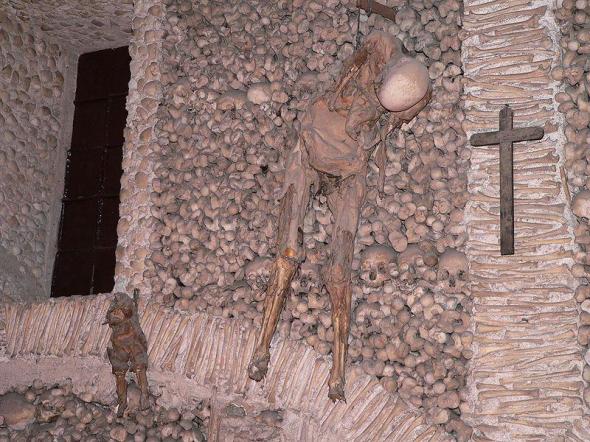 Foto de voray su capilla de huesos humanos - Viajero y Jetlager Adrian