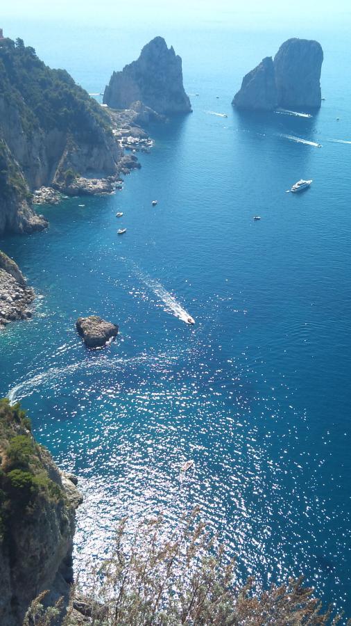 Foto de Isla de Capri, te deja sin aliento, pero recuerda llevar la tarjeta! - Viajero y Jetlager Kamila